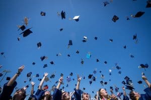 Los graduados Frederick High lanzan sus birretes