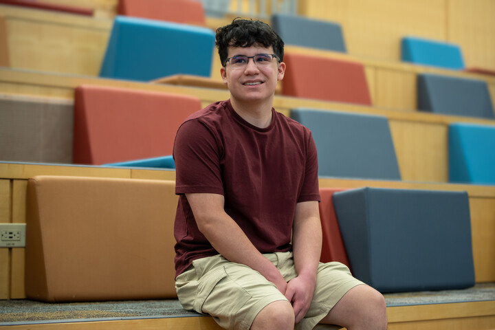 Jacob Trujillo, un alumno Erie High , está sentado en el auditorio del Centro de Innovación de St. Vrain.